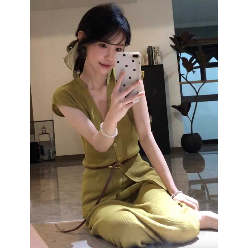 Vネックニットカーディガン×ペンシルスカート