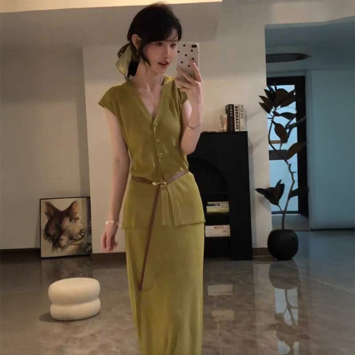 Vネックニットカーディガン×ペンシルスカート