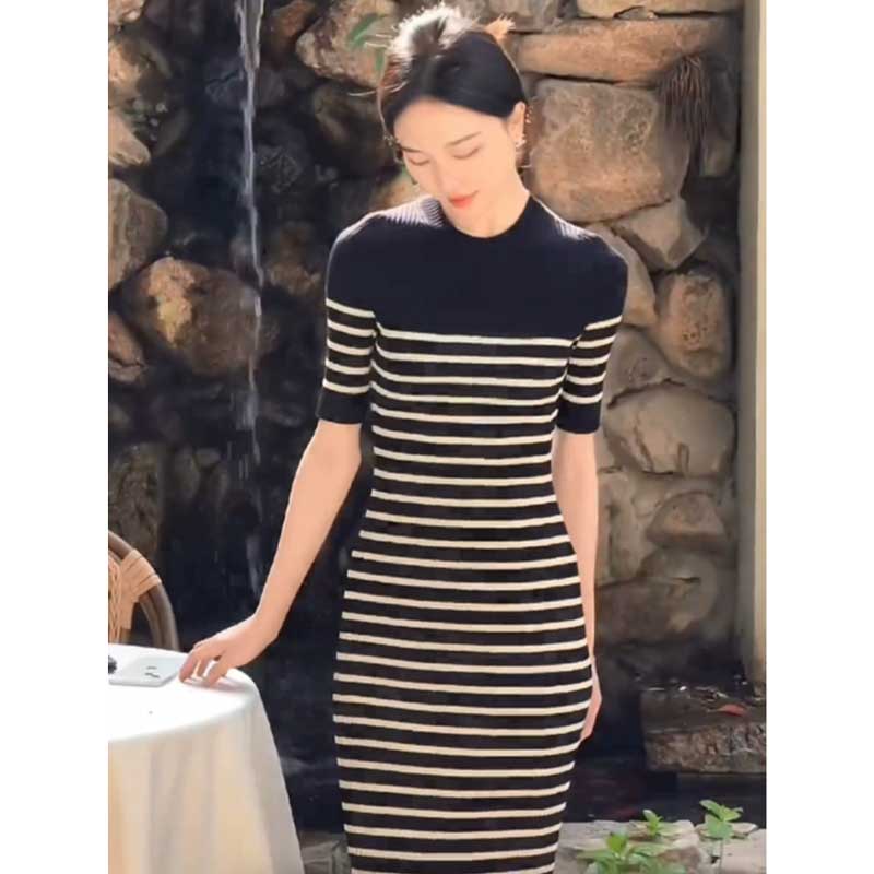 ボーダーリブニットワンピース