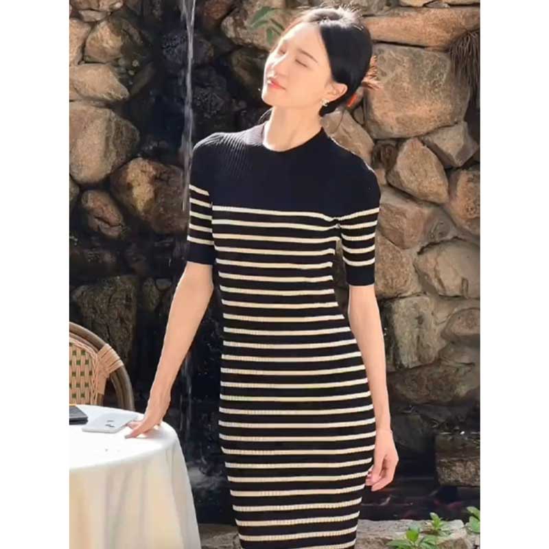 ボーダーリブニットワンピース