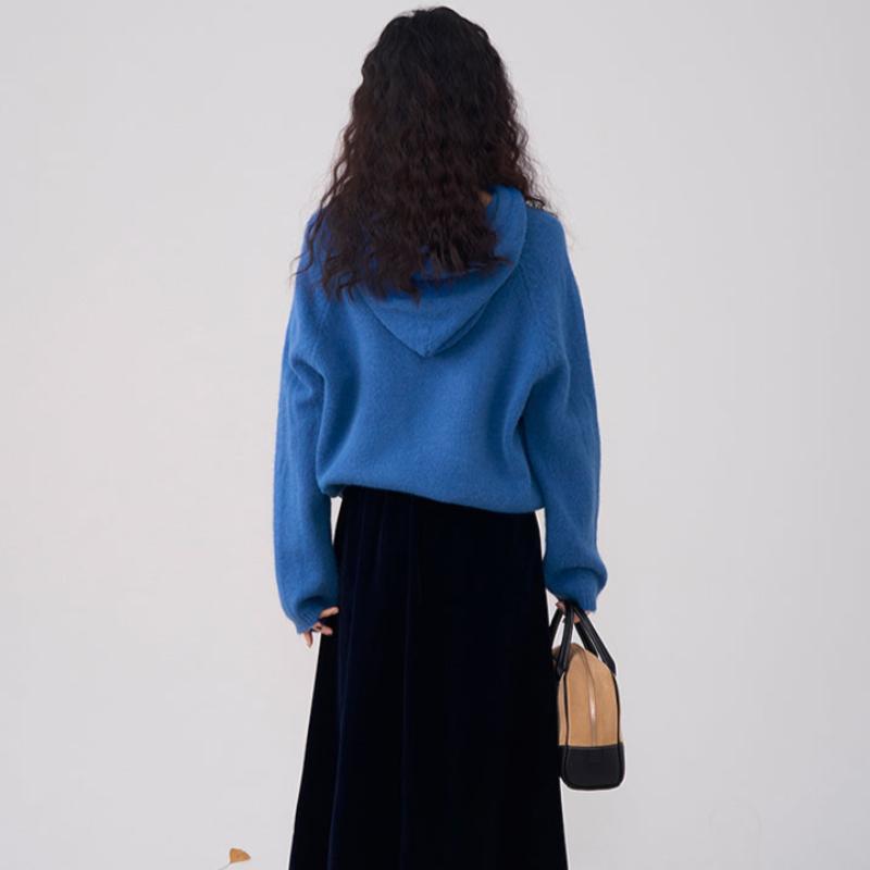 ロイヤルブループルオーバーニット